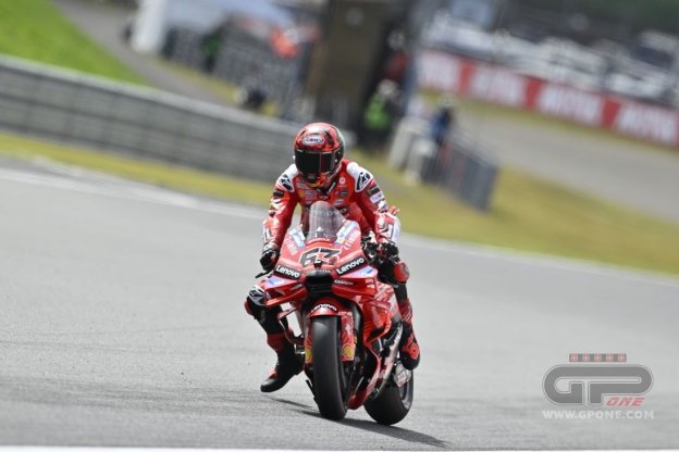 MotoGP: Doppietta Ducati nella Sprint a Motegi: 1° Bagnaia e 2° Marquez. Alex solo 10°