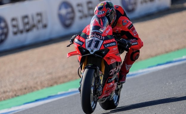 SBK: Bulega e Ducati: risposta d'orgoglio a Toprak e BMW nelle FP2 a Estoril