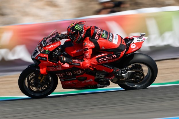 SBK: Bulega ingiocabile a Jerez: trionfa in Gara 1 e tiene ancora vivo il Mondiale!
