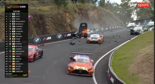 Auto - News: Berikut adalah video kecelakaan mengerikan pada balapan 12 jam di Bathurst di mana Rossi ikut balapan.