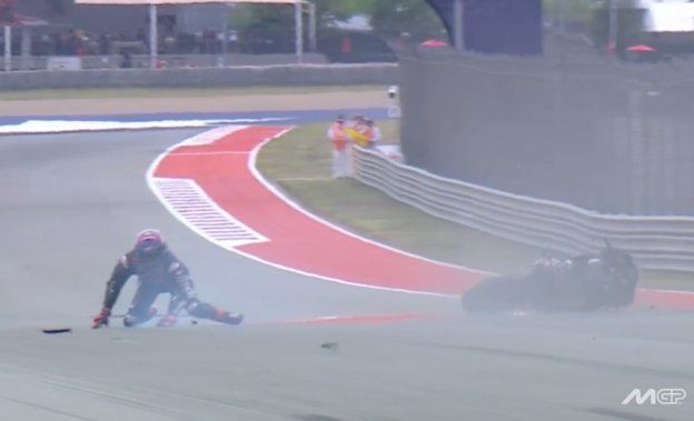MotoGP: VIDEO - Martin smashes the fairing and then... the Aprilia after a wheelie