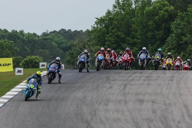 Scholtz intrappola Beaubier tra Strack e Attack in Gara Uno a Barber