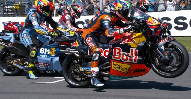 VIDEO - Acosta: prove tecniche di partenza con impennata ad Assen
