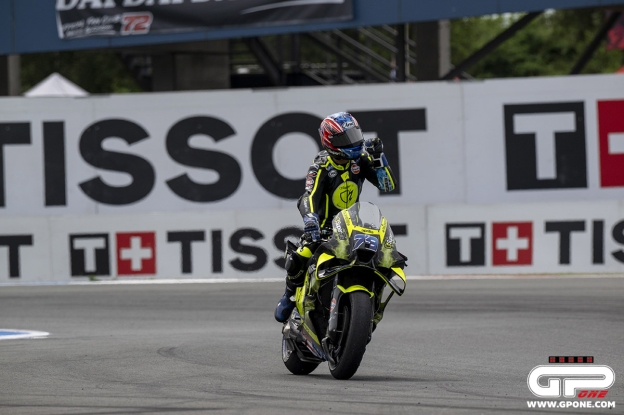 Ogura vince ad Assen, festa Aprilia con Fernandez 2° e Martìn 3°. Brutta caduta di Bezzecchi