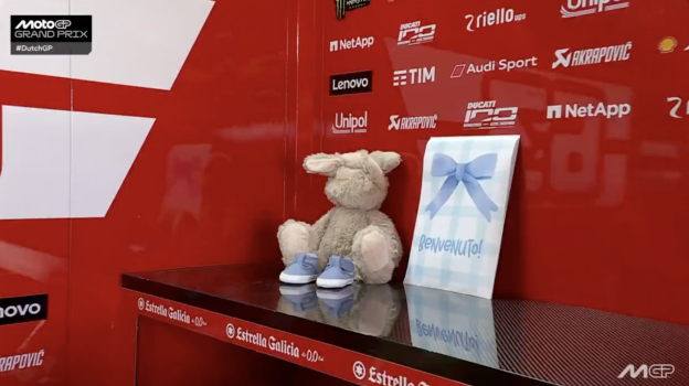 Grand Prix pertama Pecco Bagnaia sebagai ayah: hadiah dari Domizia sudah tiba!
