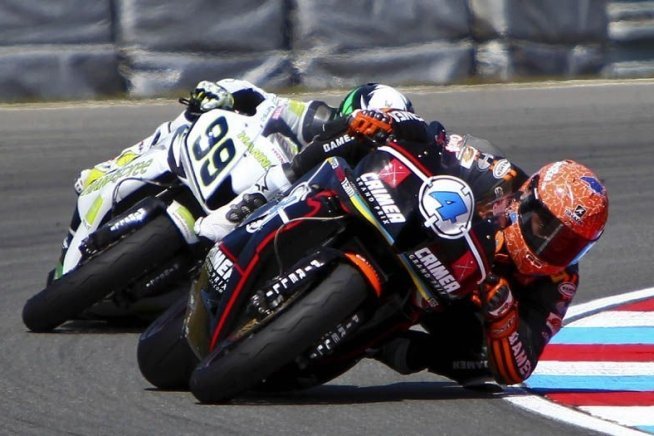 Moto - News: A sorpresa Gino Rea. Davies leader 