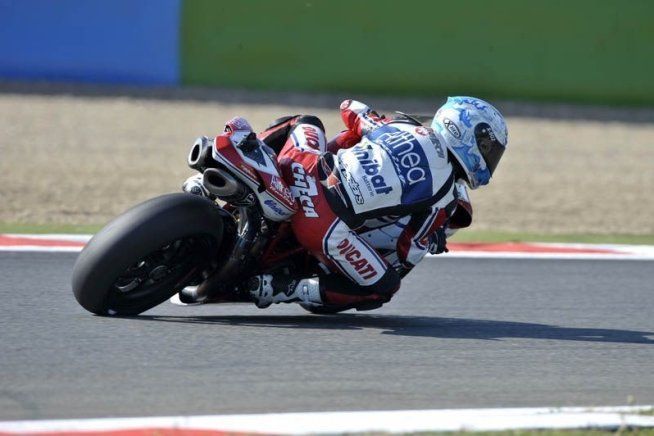 SBK, Magny Cours: il "solito" Checa