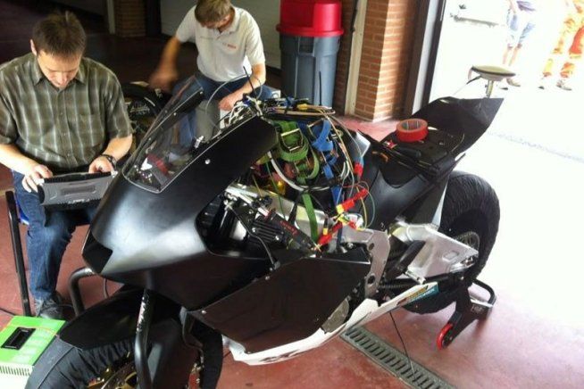 Moto - News: Test Suter-BMW con Aegerter e Petrucci