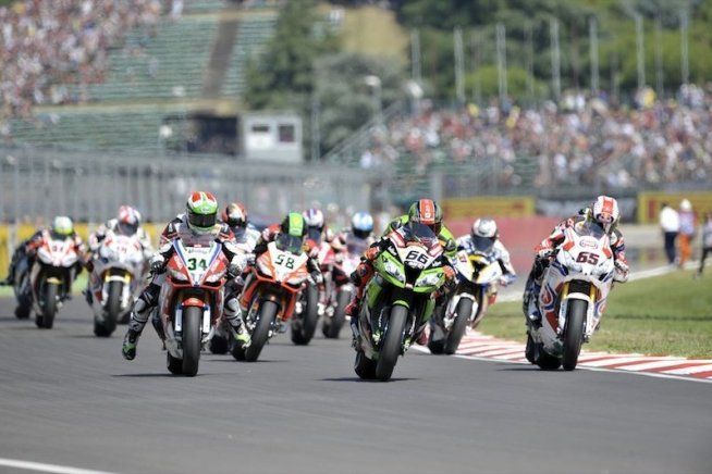 Superbike: 21 piloti al via ma manca Melandri