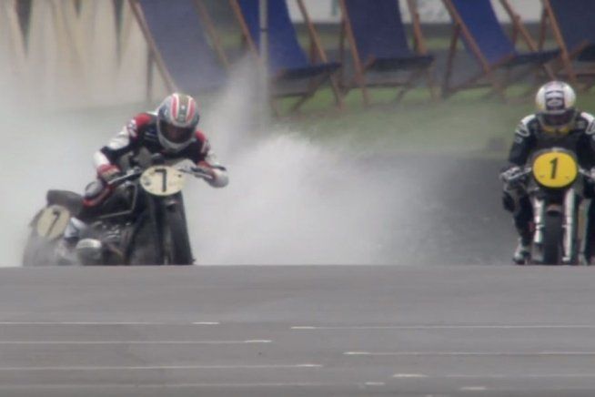 Corser fa numeri da circo con una BMW anni '30... poi cade