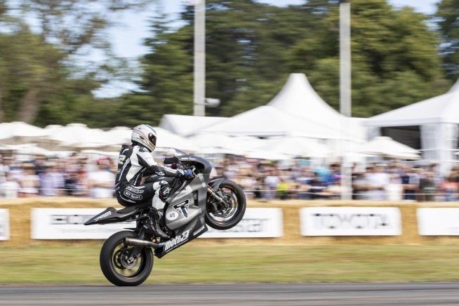 Moto2: James Toseland infiamma Goodwood sulla Triumph Moto2