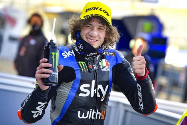 Moto2: Bezzecchi comanda nel warm up davanti a Lowes. Cade Marini, 24°