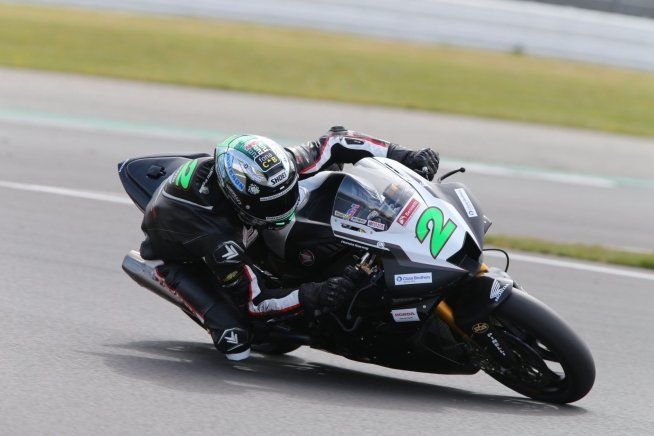 SBK: BSB: G.Irwin svetta a Silverstone, forti le Yamaha, Brookes a terra 