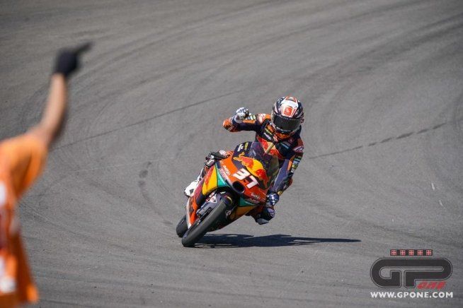 Moto3: Tris di vittorie di Pedro Acosta: trionfa a Jerez davanti a Romano Fenati