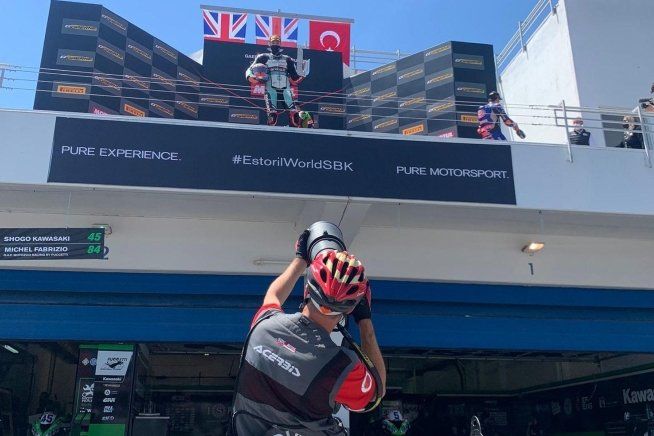 SBK: Chaz Davies: il suo tifoso diventa suo fotografo in pista!