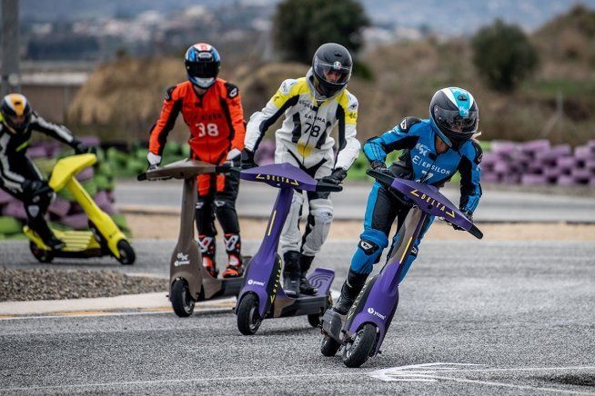 MotoE: Bradley Smith diserta la presentazione RNF per allenarsi sul monopattino
