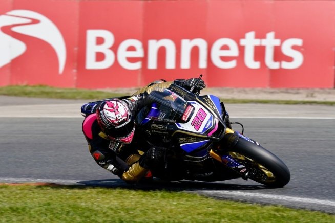 SBK: Bradley Ray torna al successo nel British Superbike a Oulton Park