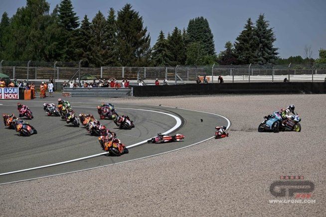 Moto3: Incidente alla partenza: Tatay è stato penalizzato, Nakagami invece no