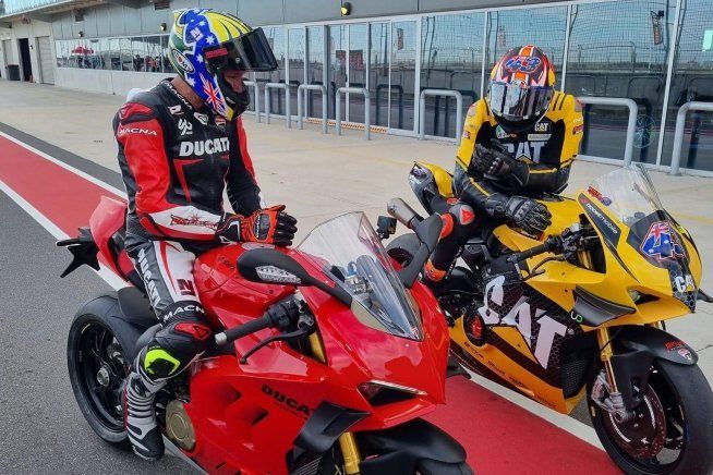 SBK: Australian Heroes: Bayliss e Miller in pista assieme sulle Ducati al Bend