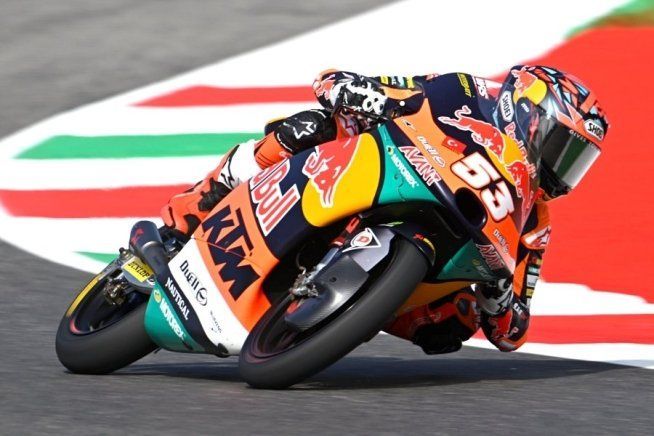 Moto3: Deniz Oncu in pole al Mugello, in una qualifica rivoluzionata dalle penalità