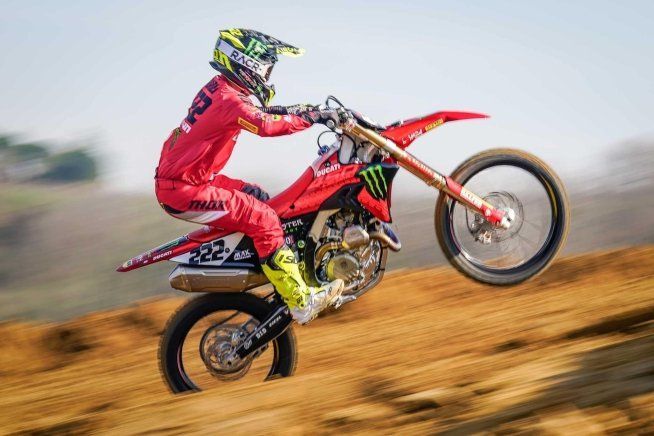News: VIDEO - Cairoli mette alla frusta la Ducati da cross sulla pista di Dovizioso
