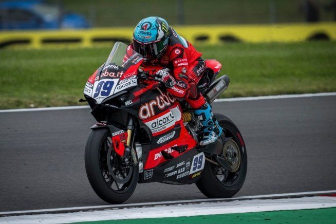 SBK: La Ducati V2 castrata a Most: la FIM rivede la mappatura della Panigale