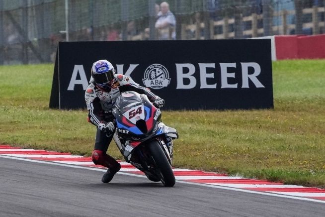 SBK: Toprak implacabile: è tripletta anche a Donington! 2° Bulega, 5° Bautista