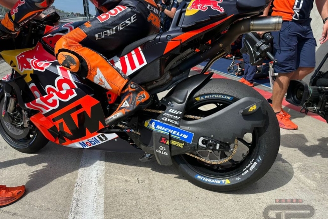MotoGP: KTM dente di squalo al Red Bull Ring: anche il forcellone diventa un'ala