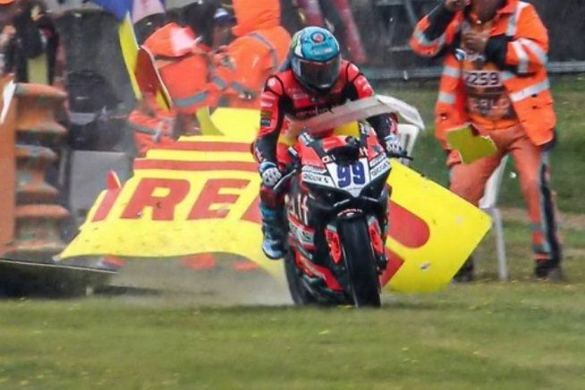 SBK: Huertas, incredibile salvataggio a Magny-Cours: sfonda un cartellone sul bagnato