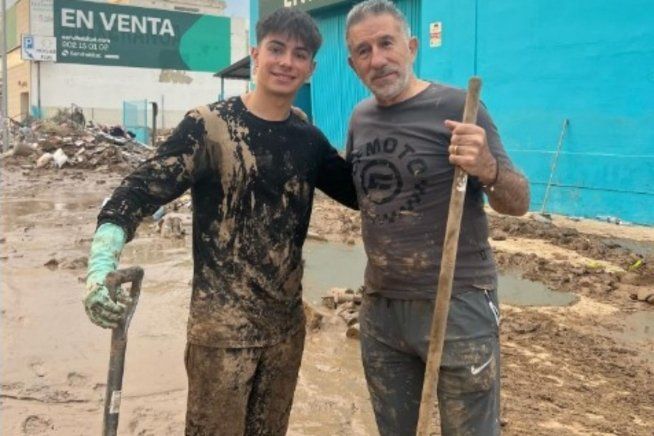 Moto3: David Alonso e Aspar campioni di solidarietà: spalano il fango a Valencia