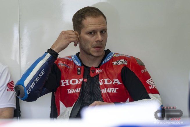 MotoGP: Bradl sanzionato di tre posizioni per aver ostacolato Marc Marquez in qualifica