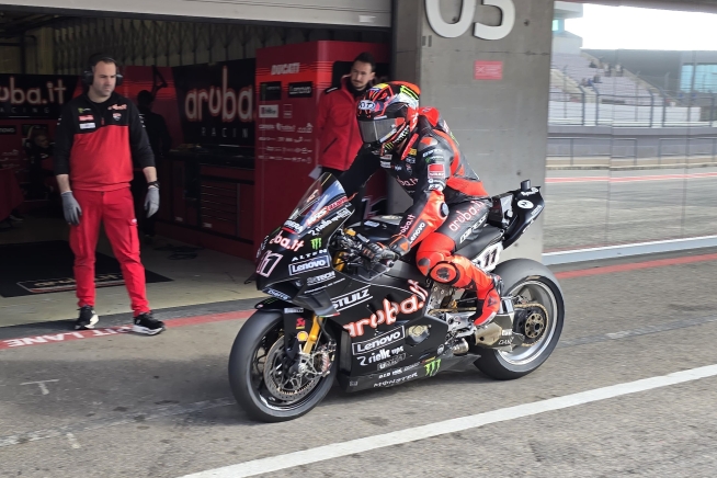 SBK: Bulega insegue Toprak nei test a Portimao, 3° Bassani, 6° Bautista