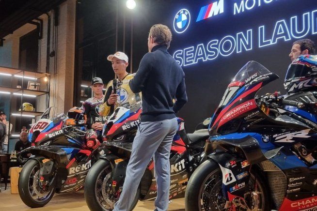 SBK: Toprak con la tuta gold toglie il velo alla nuova BMW numero 1!