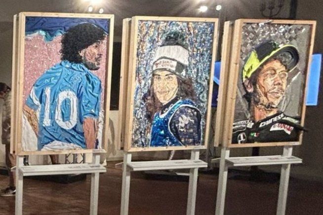 MotoGP: Valentino Rossi si trasforma in un quadro fatto coi rifiuti