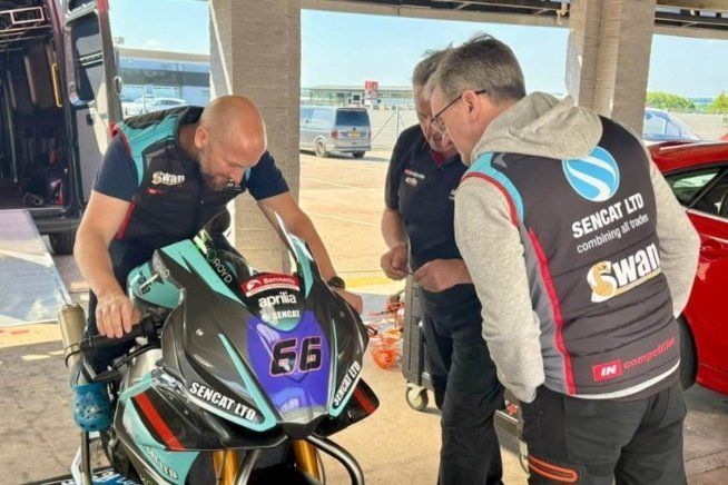 SBK: BSB: Tom Sykes torna a correre, l'inglese guiderà un'Aprilia RSV4