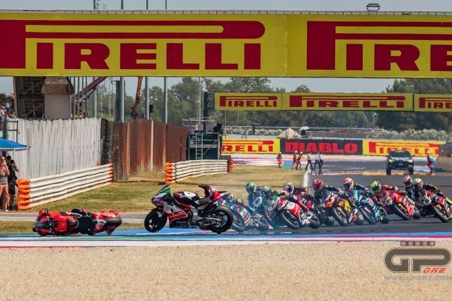 SBK: Bassani stende Bulega a Misano: la sequenza dell’incidente in Superpole Race