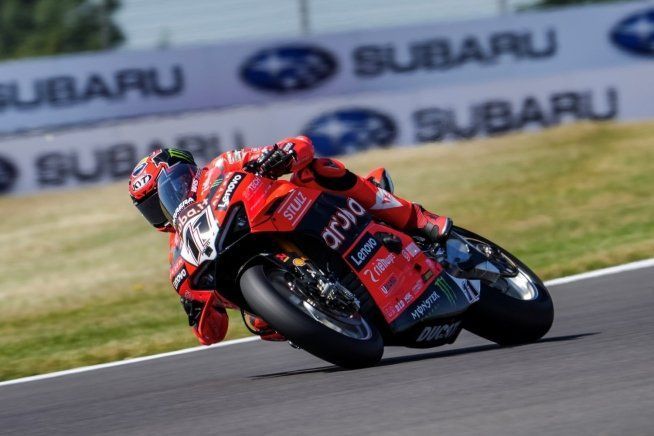 SBK: Bulega comanda le FP2 a Donington seguito da Petrucci, 4° Toprak
