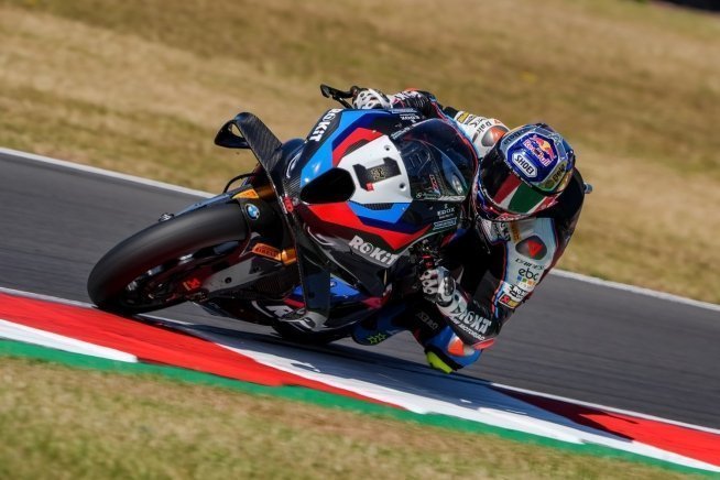 SBK: Toprak riporta in vetta la BMW: è pole a Donington davanti a Bulega e Alex Lowes
