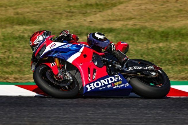 SBK: Suzuka 8 Ore: Honda CBR RR-R in testa a metà gara, il segreto è il consumo