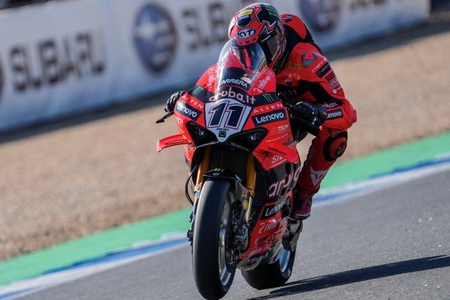 SBK: Bulega e Ducati: risposta d'orgoglio a Toprak e BMW nelle FP2 a Estoril
