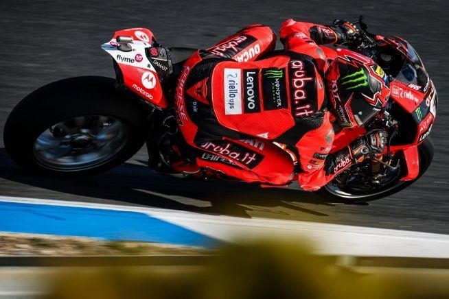 SBK: Bulega alla riscossa: si impone in Gara 2 a Estoril, 2° Toprak