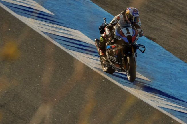 SBK: Toprak da paura: è pole da record a Estoril davanti a Bulega, 3° Bautista