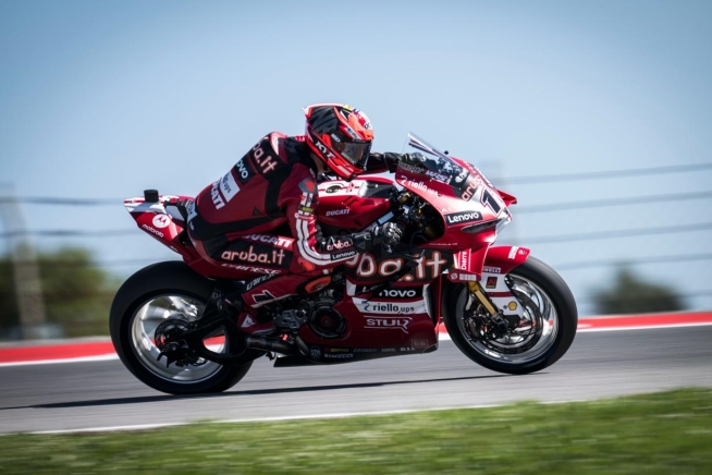 SBK: Non c’è partita a Portimao: Bulega trionfa in Gara 1, primo podio per Oliveira