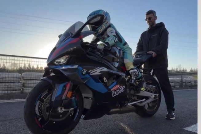 SBK: Zayn Sofuoglu, 6 anni, 23 Kg, alla guida di una BMW M 1000 RR