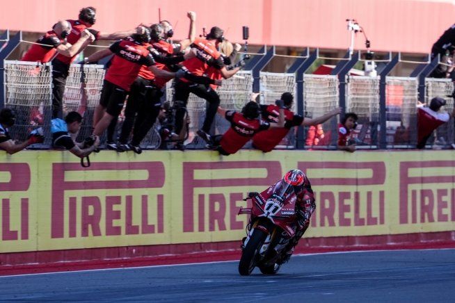 SBK: Bulega pigliatutto: è tripletta a Portimao davanti a Lecuona e Oliveira