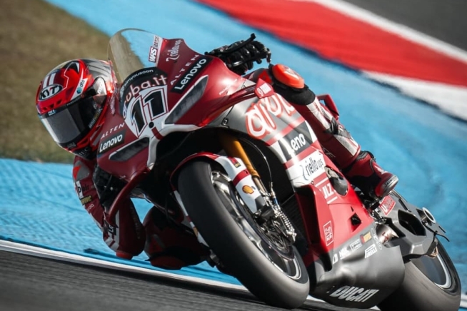 Duello in Rosso ad Assen: Bulega tara Lecuona e lo batte in Gara 1!