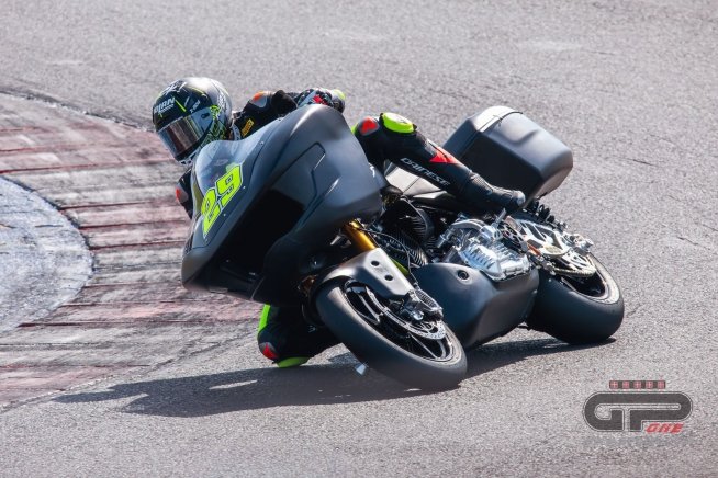 Andrea Iannone: tutte le foto del debutto sulla Harley-Davidson Road Glide