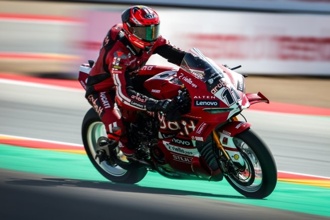 Bulega detta legge al MotorLand: pole da record davanti a Lecuona
