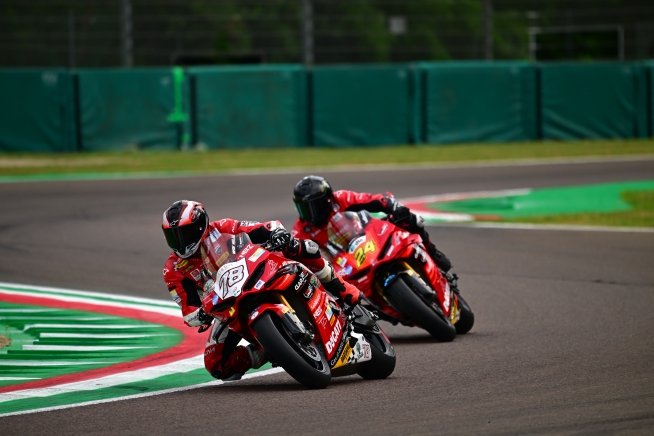 Trofeo Ducati V4 Elite Cup 2026: Magalotti domina il venerdì e conquista la pole provvisoria a Imola