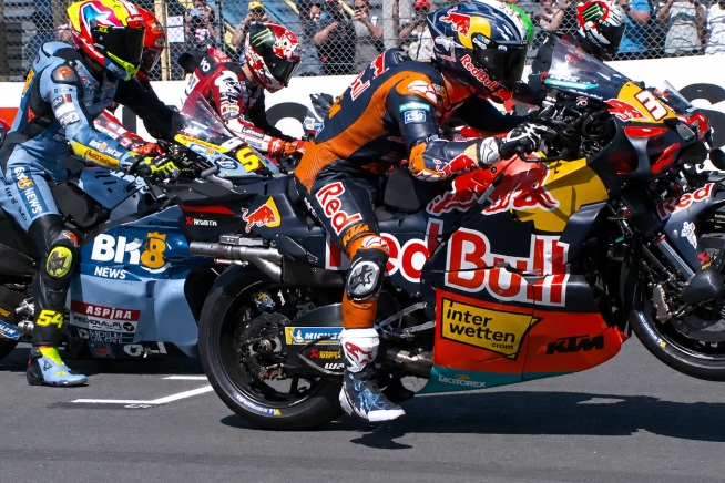 VIDEO - Acosta: prove tecniche di partenza con impennata ad Assen